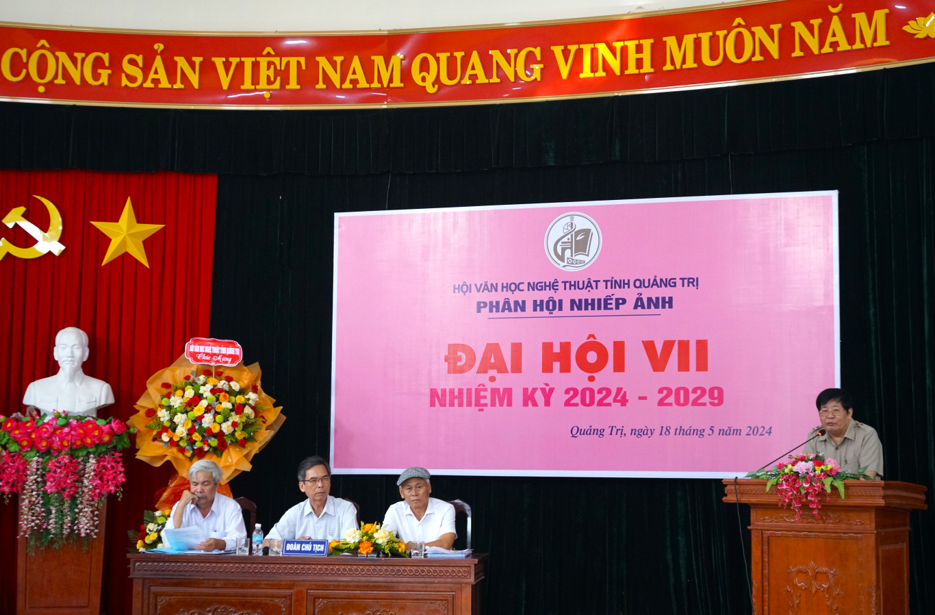 Đồng ch&iacute; Nguyễn Văn D&ugrave;ng - Chủ tịch Hội VHNT ph&aacute;t biểu tại đại hội - Ảnh: L.T